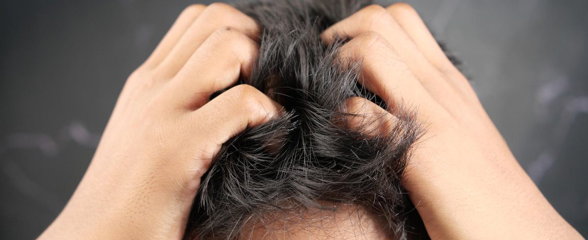 Cosa scatena il prurito e la desquamazione del cuoio capelluto?
