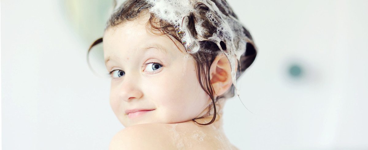 Come lavare i capelli al neonato e prendersene cura